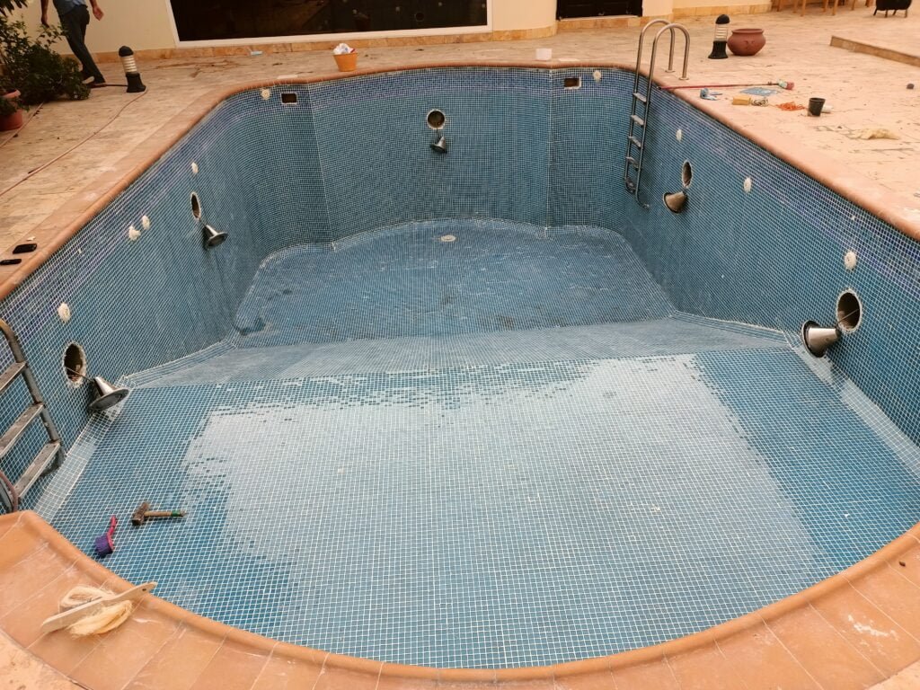 شركة عزل مسابح بعيون الجواء